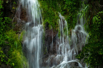 奄美大島の夏の風景。糸をひく水の流れ。