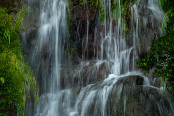 奄美大島の夏の風景。糸をひく水の流れ。