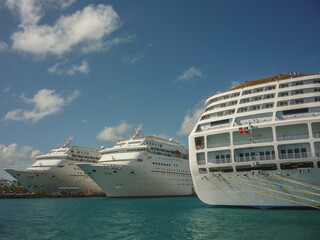 Traumreise Karibikkreuzfahrt mit Kreuzfahrtschiffen Elation, Fantasy und Sky auf die Bahamas - Fun cruiseships cruise ship liners in port of Nassau