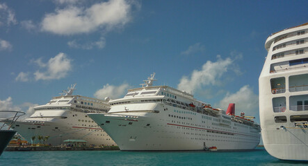 Traumreise Karibikkreuzfahrt mit Kreuzfahrtschiffen Elation, Fantasy und Sky auf die Bahamas - Fun cruiseships cruise ship liners in port of Nassau