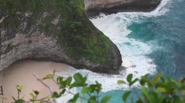 The beauty of the beaches in Nusa Penida, quiet and natural with white sand and steep cliffs