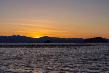 日没直後の琵琶湖の夕焼け情景