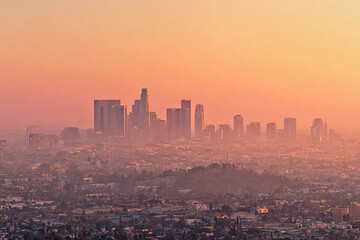 Obraz premium Urban skyline covered in heatwave haze and smog during summer sunset