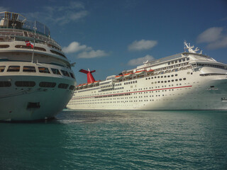 Traumreise Karibikkreuzfahrt mit Kreuzfahrtschiffen Elation, Fantasy und Sky auf die Bahamas - Fun cruiseships cruise ship liners in port of Nassau