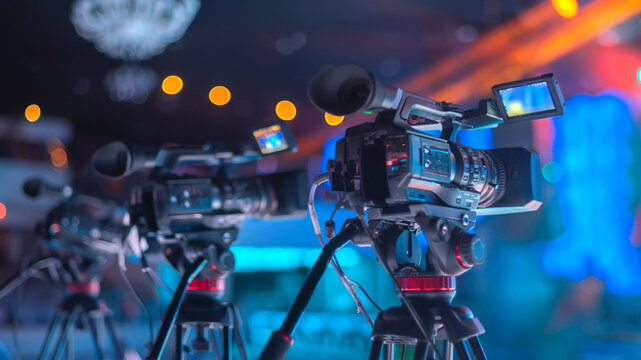 Stream a concert using TV cameras on the Internet