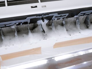 エアコン掃除中に出てきたカビ・汚れ（エアコン洗浄スプレー）