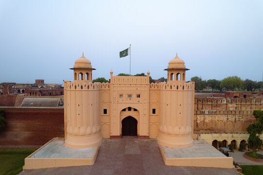 The majestic Alamgiri Gate, the main entrance to Lahore Fort, showcases Mughal architecture with its imposing structure.