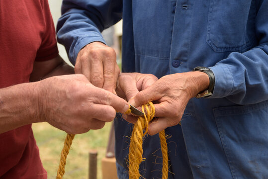 Cordelier qui tresse une corde