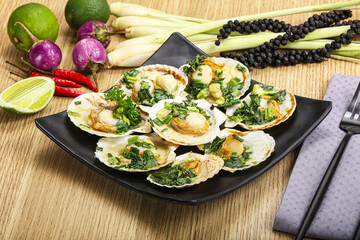 Grilled scallops with green onion