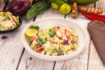 Salad with prawn and vegetables