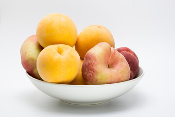 frutero con melocotones y paraguayos