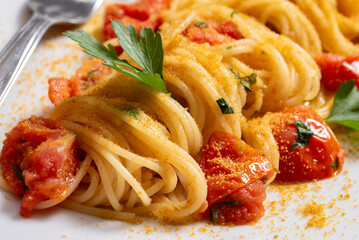 Spaghetti con bottarga di muggine e pomodorini, pasta italiana 