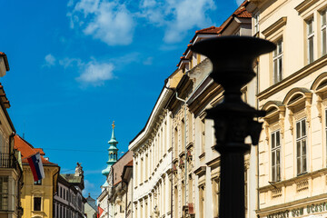 Fototapeta premium Michaelertor und Altstadt in Bratislava, Slowakei