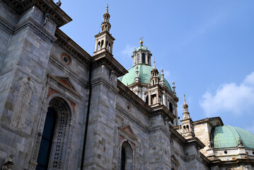 Vue latérale de la cathédrale Notre-Dame-de-l'Assomption de Côme