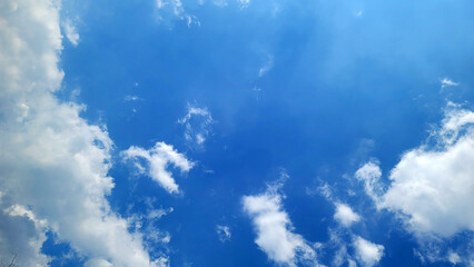 Fototapeta premium 日本の青空・夏空・晴天／Blue skies, summer skies, and sunny days in Japan／일본의 푸른 하늘, 여름 하늘, 맑은 날씨