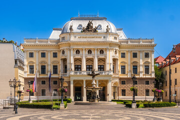 Obraz premium Das Slowakisches Nationaltheater und der Ganymed Brunnen am Hviezdoslav-Platz in Bratislava, Slowakei
