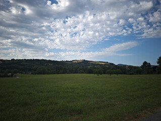 Vista panoramica dei campi e delle colline in estate a San Lorenzo in Campo nella Provincia di Pesaro e Urbino nelle Marche