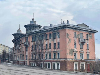 Fototapeta premium A beautiful old residential building, dilapidated and in need of repair in Murmansk, Russia