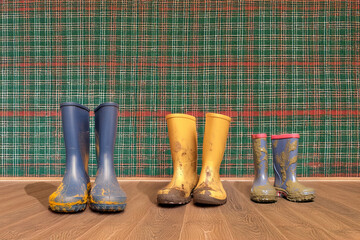 Die Gummistiefel einer Familie nach einem Ausflug.