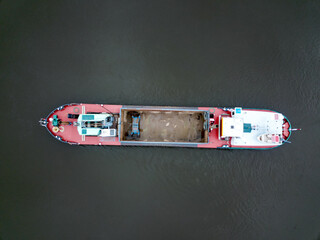 Ein Transportschiff auf einem Fluss.