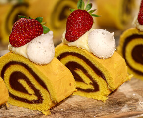 Mehrere Stück Kuchen auf einem Buffet.