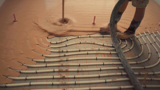 Pouring self-leveling gypsum screed for underfloor heating