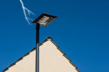 Himmel, Lampe und Blitz