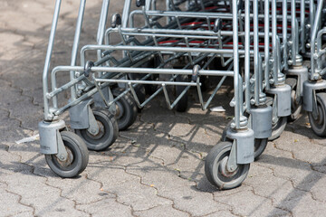 Einkaufswagen im Supermarkt