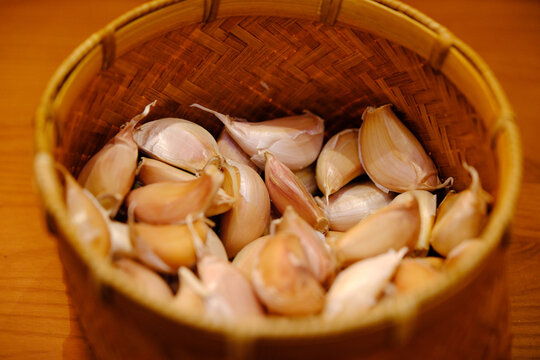 a basket of garlic cloves