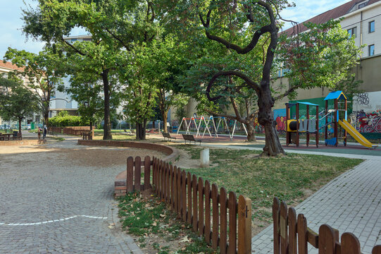 Giardino Sergio Ramelli a Milano durante una soleggiata mattina di primavera con cielo sereno.