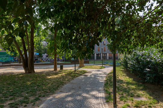 Giardino Sergio Ramelli a Milano durante una soleggiata mattina di primavera con cielo sereno.