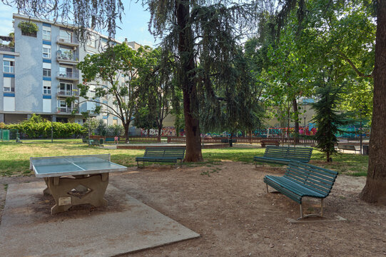 Giardino Sergio Ramelli a Milano durante una soleggiata mattina di primavera con cielo sereno.