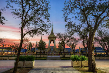 Obraz premium The Royal Crematorium of His Majesty King Bhumibol Adulyadej stands tall in Sanam Luang in front of the Grand Palace.