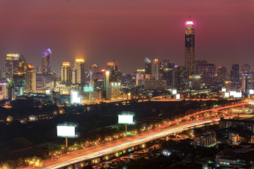 Obraz premium Skyline view of Bangkok business district at sunset.