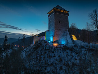 Lot nad zamkiem w Muszynie wieczorem zimą. © rogozinski
