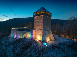 Lot nad zamkiem w Muszynie wieczorem zimą. © rogozinski