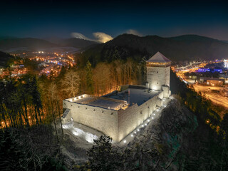 Lot nad zamkiem w Muszynie wieczorem zimą. © rogozinski