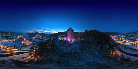 Lot nad zamkiem w Muszynie wieczorem zimą. © rogozinski