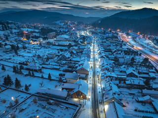 Lot nad centrum Muszyny wieczorem zimą. © rogozinski