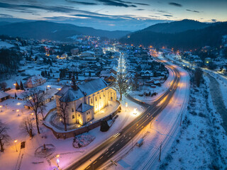 Lot nad centrum Muszyny wieczorem zimą. © rogozinski