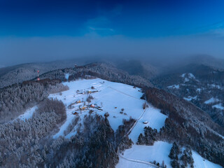 Lot nad Malnikiem nad Muszyną wieczorem zimą. © rogozinski