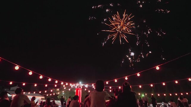 提灯が飾られた夏祭りの花火大会