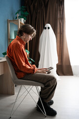 Widower remembers past by looking at picture. Female ghost nearby completes the silent story of...