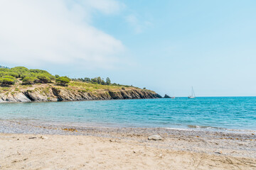 Plage de Paulilles à Banyuls-sur-Mer, mer bleue, falaises et rochers, Pyrénées-Orientales, France