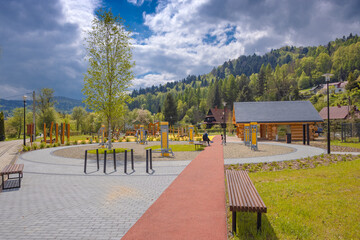 Park Rodzinny nad Szczawniczkiem w Muszynie wiosną. © rogozinski
