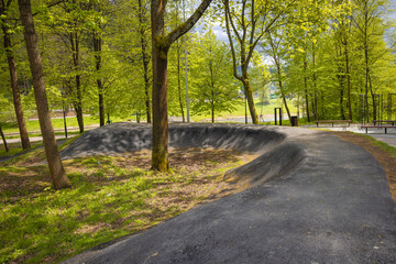 Pumptrack w Parku Rodzinnym nad Szczawniczkiem w Muszynie wiosną. © rogozinski