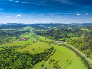 Lot nad Popradem w Muszynie z widokiem na Tatry w tle wiosną. © rogozinski