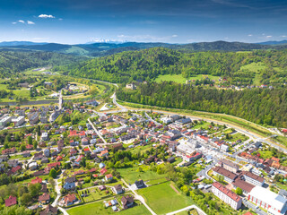 Lot nad centrum Muszyny wiosną. © rogozinski