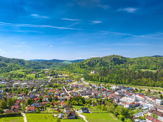 Lot nad centrum Muszyny wiosną. © rogozinski