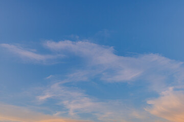 息吐く夕空